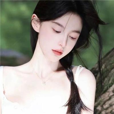 给小酒馆女子喝高杯酒